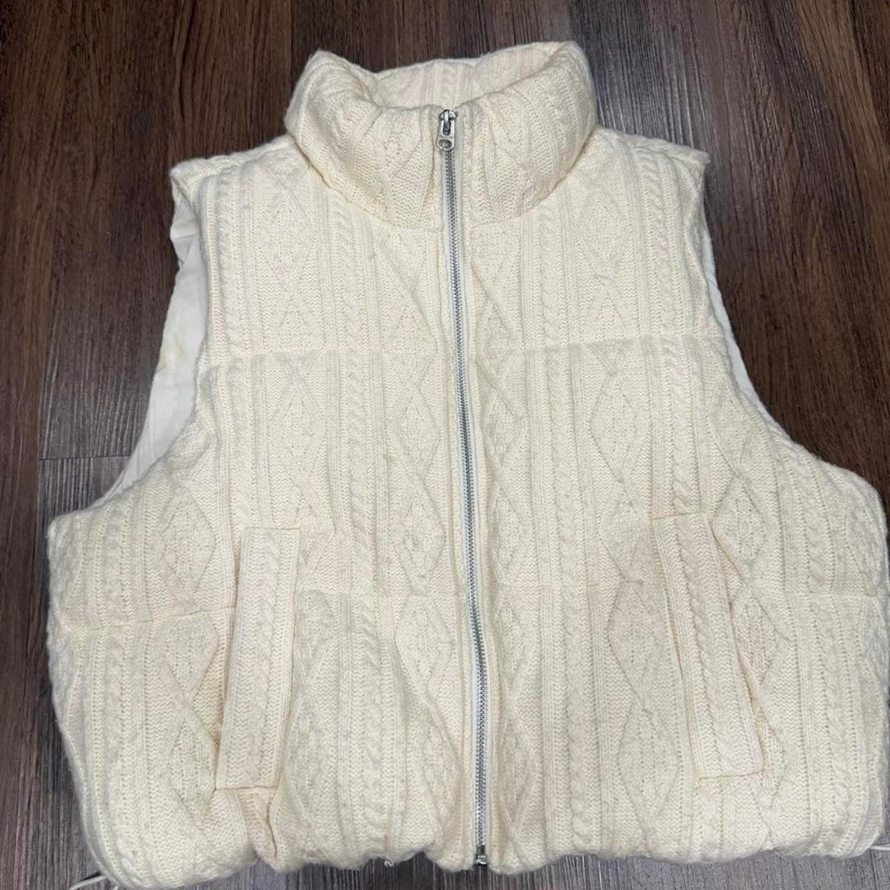 Hollister Co. cream cable knit puffer vest in women size L
